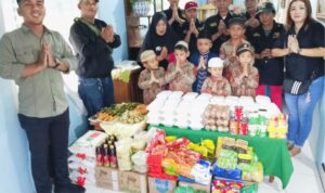 Para anggota AMS XII Kota Medan bersama anak-anak panti asuhan saat menggelar acara buka puasa bersama di Kecamatan Medan Polonia.