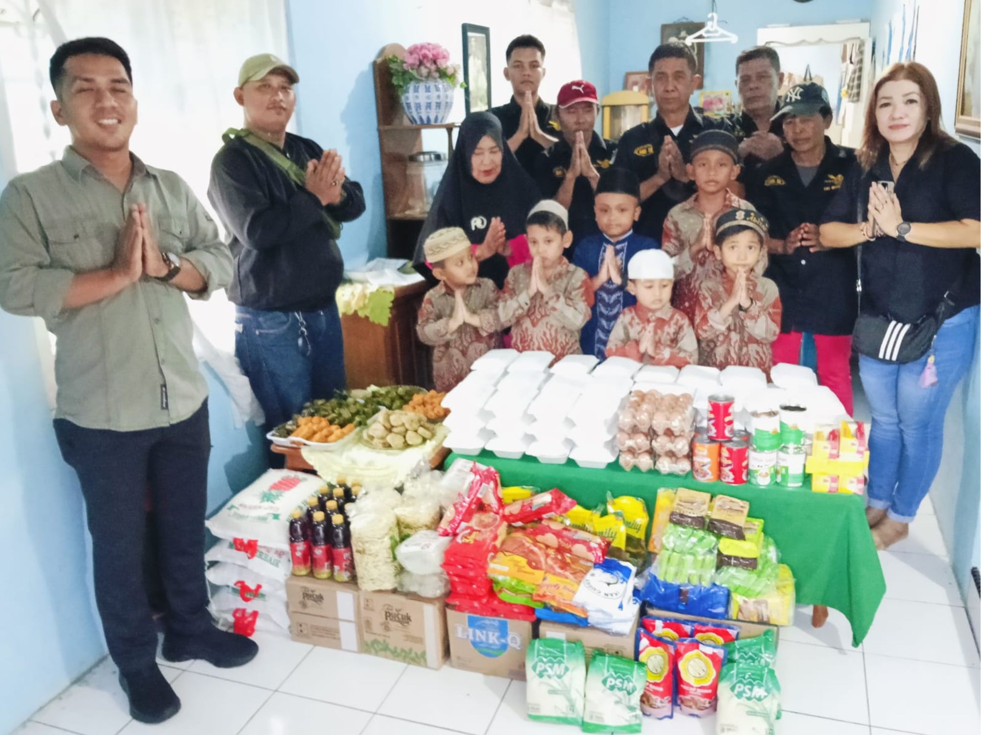 Para anggota AMS XII Kota Medan bersama anak-anak panti asuhan saat menggelar acara buka puasa bersama di Kecamatan Medan Polonia.