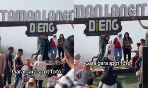 Ibu-Ibu Cekcok Gara-Gara Antrian Spot Foto di Pintu Langit Dieng