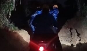 Tim Damkar melakukan evakuasi terhadap kurir paket yang tersesat di Gunung Hambalang (Lambeturah.co.id)