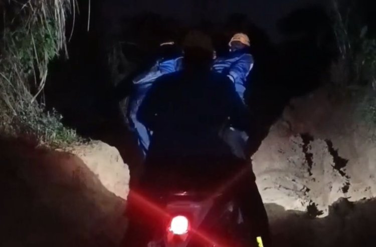 Tim Damkar melakukan evakuasi terhadap kurir paket yang tersesat di Gunung Hambalang (Lambeturah.co.id)