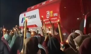 Viral! Detik-detik Menegangkan Mobil Tangki Melintasi Pawai Obor