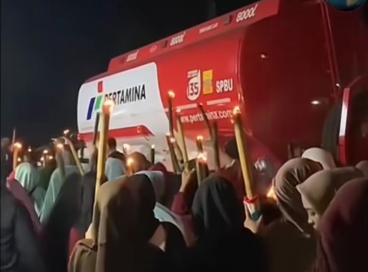 Viral! Detik-detik Menegangkan Mobil Tangki Melintasi Pawai Obor