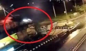 mobil BMW itu melayang dari ujung tol yang belum tersambung ke jalan raya terjun dari ujung tol Krian-Gresik