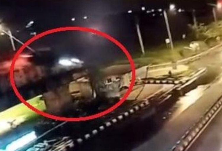 mobil BMW itu melayang dari ujung tol yang belum tersambung ke jalan raya terjun dari ujung tol Krian-Gresik