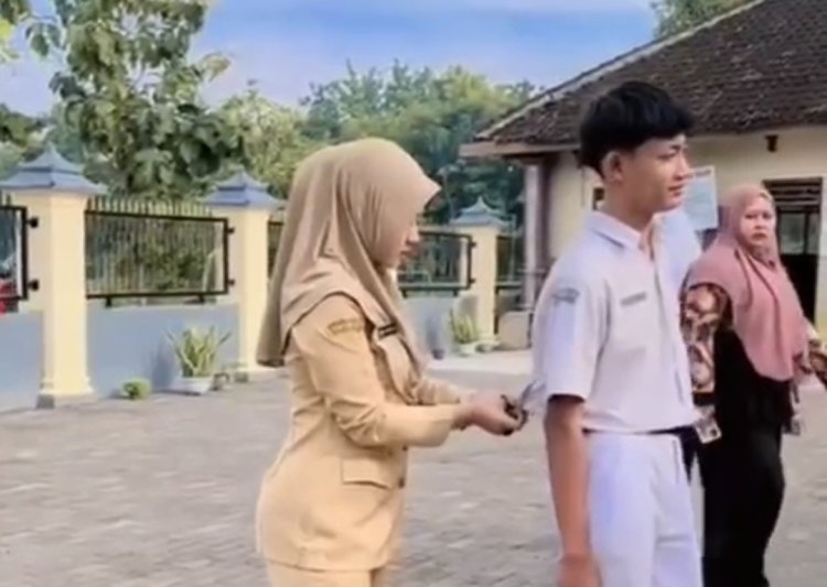 oknum guru di Jawa tengah menggunting Seragam siswa (lambeturah.co.id)
