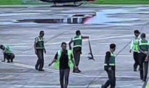 para petugas Bandar Udara Supadio, Pontianak, kalimantan Barat yang terkejut dengan kemunculan biawak (Lambeturah.co.id)