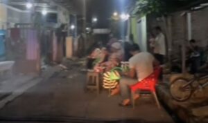 pengendara mobil mengeluhkan tak bisa lewat ( Lambeturah.co.id)