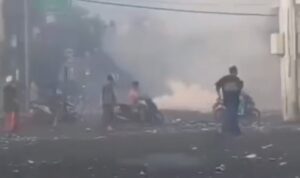 warga menyalahkan petasan usai melaksanakan salat Idul Fitri di Pasuruan