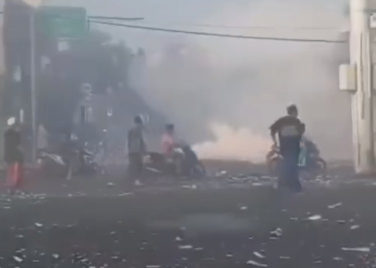 warga menyalahkan petasan usai melaksanakan salat Idul Fitri di Pasuruan