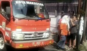 warga sekitar memberikan apresiasi kepada petugas pemadam kebakaran (Damkar) kota Makassar (lambeturah.co.id)