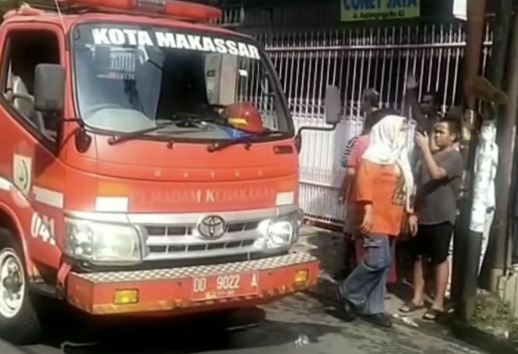 warga sekitar memberikan apresiasi kepada petugas pemadam kebakaran (Damkar) kota Makassar (lambeturah.co.id)