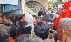 Kondisi antrean kurir paket di Jalan Kampung Baru III, Ulujami, Jakarta Selatan