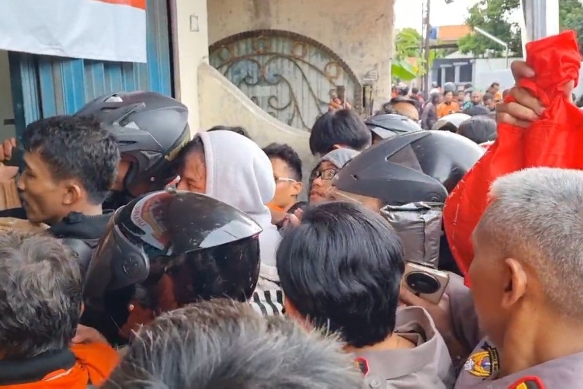 Kondisi antrean kurir paket di Jalan Kampung Baru III, Ulujami, Jakarta Selatan