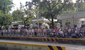 Masyarakat umum menganter di depan gerbang Kementerian Sekretariat Negara untuk ikut open house pada Minggu
