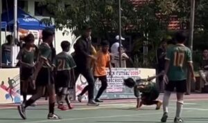 Potongan video seorang anak jadi korban dugaan kekerasan (detik.com)