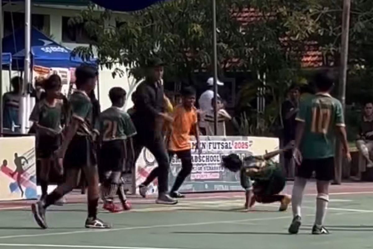 Potongan video seorang anak jadi korban dugaan kekerasan (detik.com)