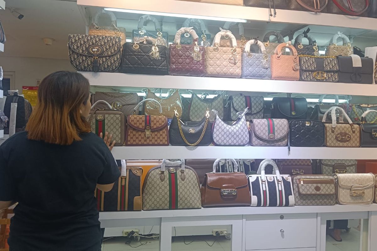 Salah satu toko tas branded KW di ITC Mangga Dua, Jakarta Utara (kompas.com)