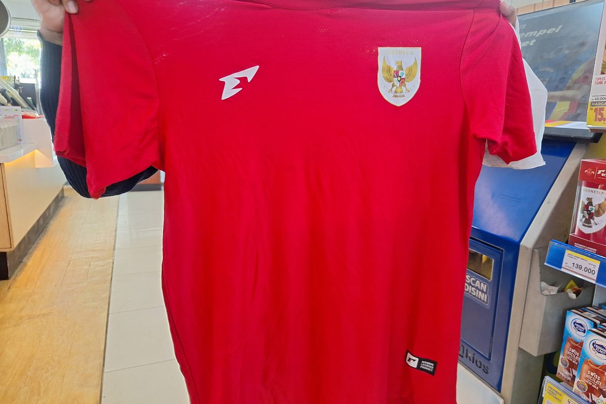 Tampilan jersey Timnas Indonesia yang dibuat dari bahan khusus.