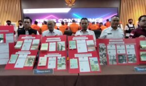 Barang bukti milik 19 WNA (kompas.com)