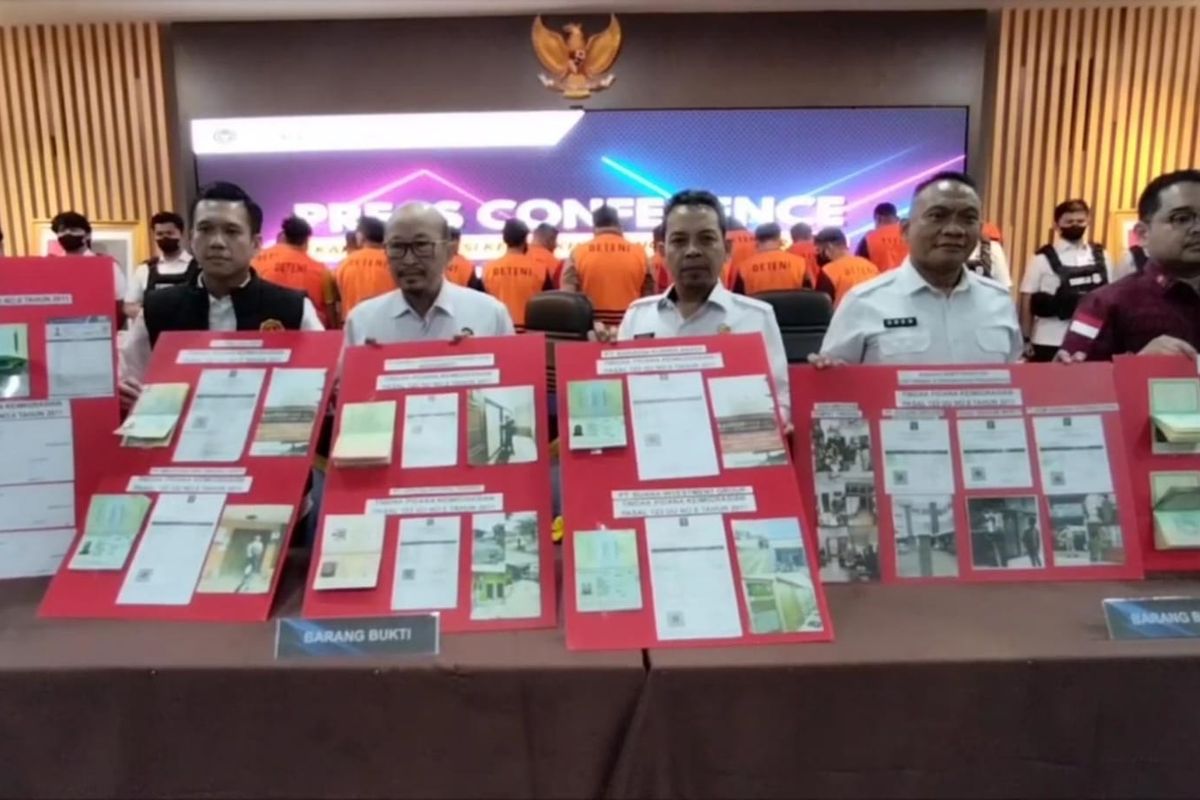 Barang bukti milik 19 WNA (kompas.com)
