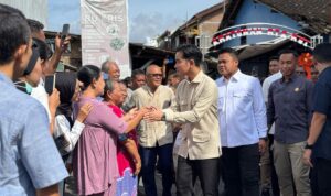 Wakil Presiden RI Gibran Rakabuming Raka menyapa warga di Kelurahan Tipes dan Kelurahan Kratonan, Surakarta