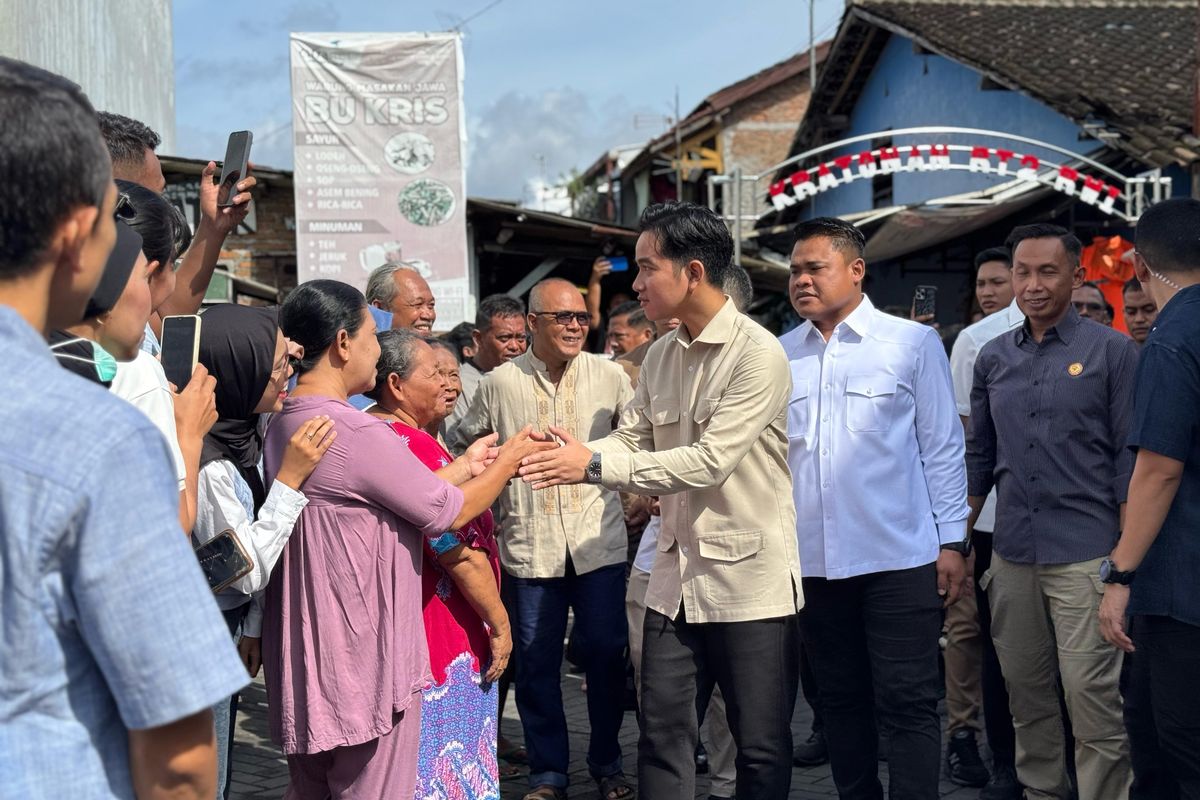 Wakil Presiden RI Gibran Rakabuming Raka menyapa warga di Kelurahan Tipes dan Kelurahan Kratonan, Surakarta