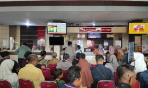 Pengunjung tampak berjubel antre di Samsat Demak untuk mengurus pajak kendaraan bermotor (kompas.com)