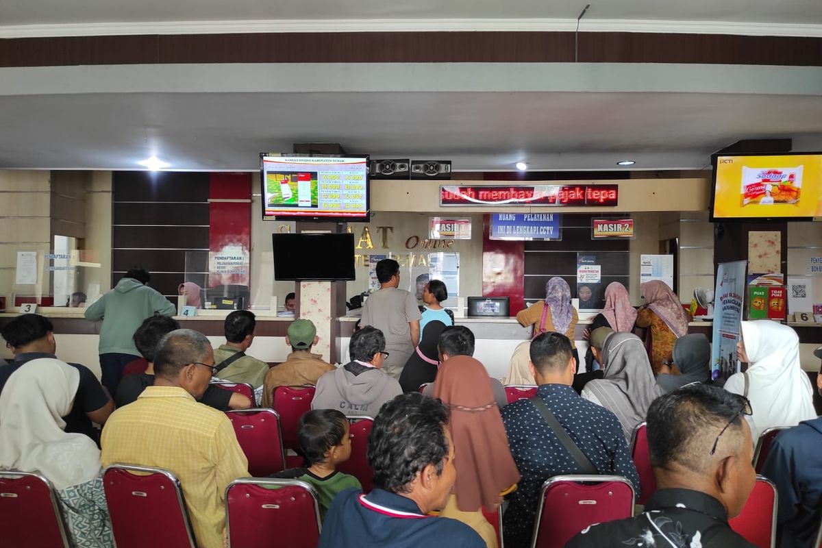Pengunjung tampak berjubel antre di Samsat Demak untuk mengurus pajak kendaraan bermotor (kompas.com)