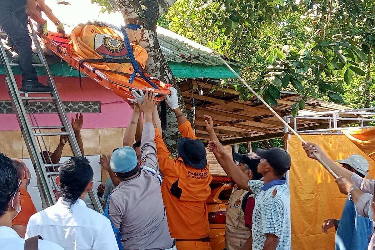 Petugas mengevakuasi jasad Chadingun (76) warga Desa Bakulan, Kecamatan Kemangkon, Purbalingga, Jawa Tengah