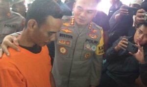 Seorang kuli bangunan bernama Edi Hartono (52) memperkosa dua putri kandungnya berinisial ER (21) dan S (14) berulang kali sejak 2016.