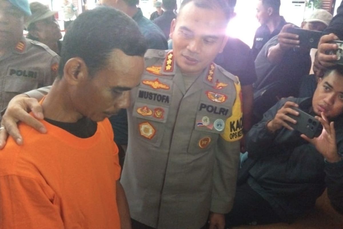 Seorang kuli bangunan bernama Edi Hartono (52) memperkosa dua putri kandungnya berinisial ER (21) dan S (14) berulang kali sejak 2016.