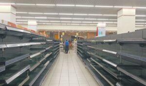 Dua deret rak panjang di swalayan LuLu Hypermarket Cakung