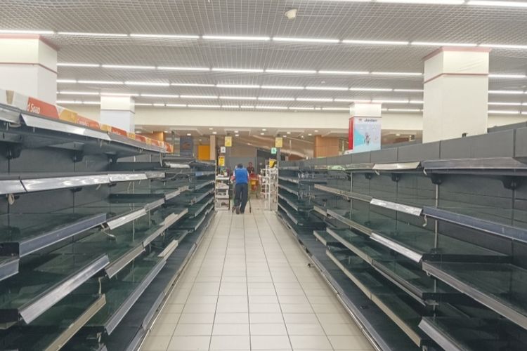 Dua deret rak panjang di swalayan LuLu Hypermarket Cakung