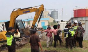 Polres Pasuruan Kota saat melakukan tangkap tangan tiga pelaku aksi premansime di kawasan industri PIER Kabupaten Pasuruan (detik.com)