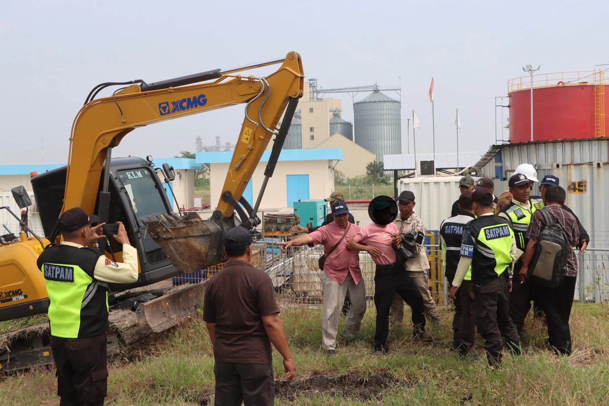 Polres Pasuruan Kota saat melakukan tangkap tangan tiga pelaku aksi premansime di kawasan industri PIER Kabupaten Pasuruan (detik.com)