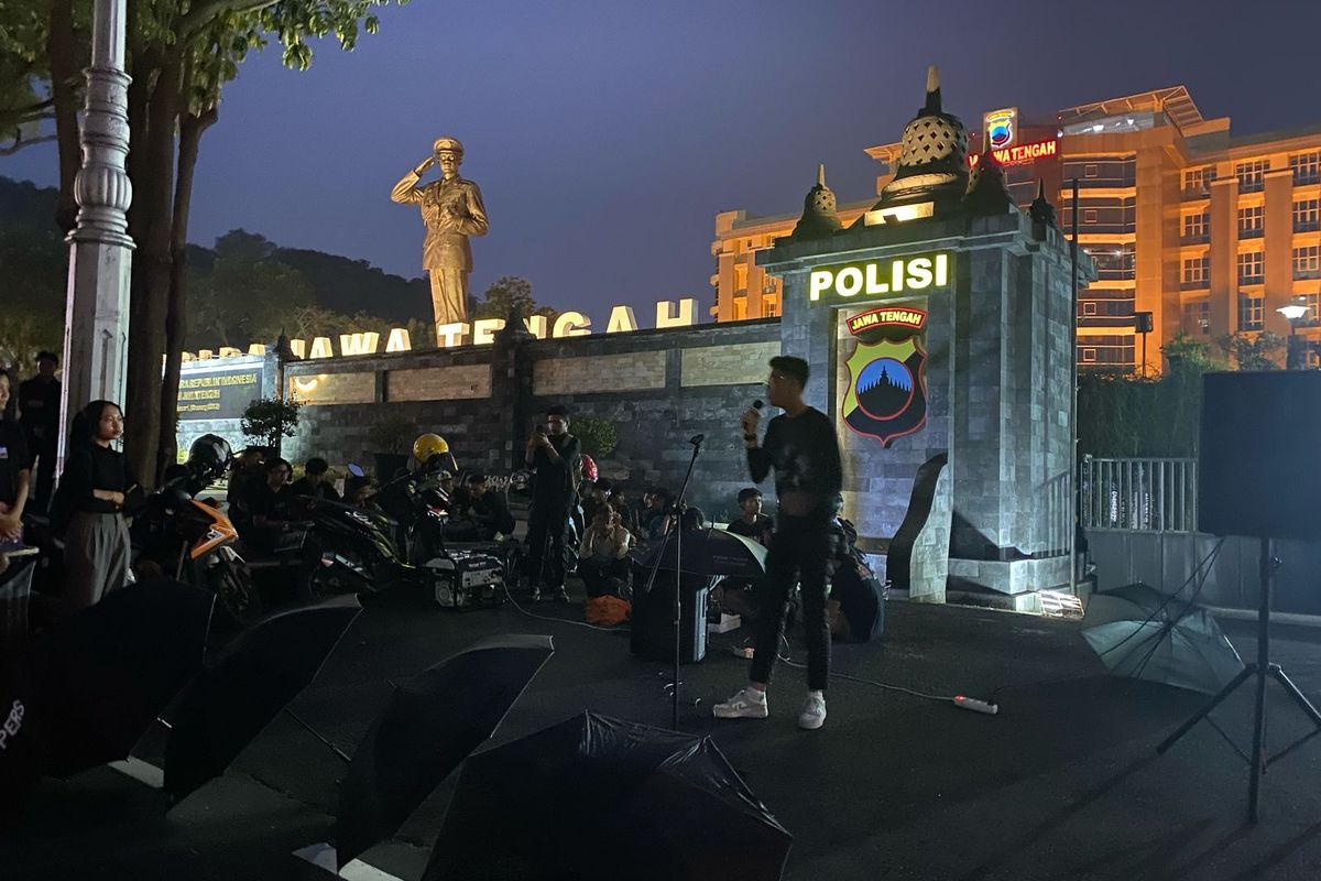 Aksi Kamisan Semarang mengawal penolakan UU TNI (kompas.com)