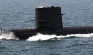 Angkatan Laut China berdiri di atas kapal selam saat latihan militer bersama China-Rusia di Laut Kuning (kompas.com)