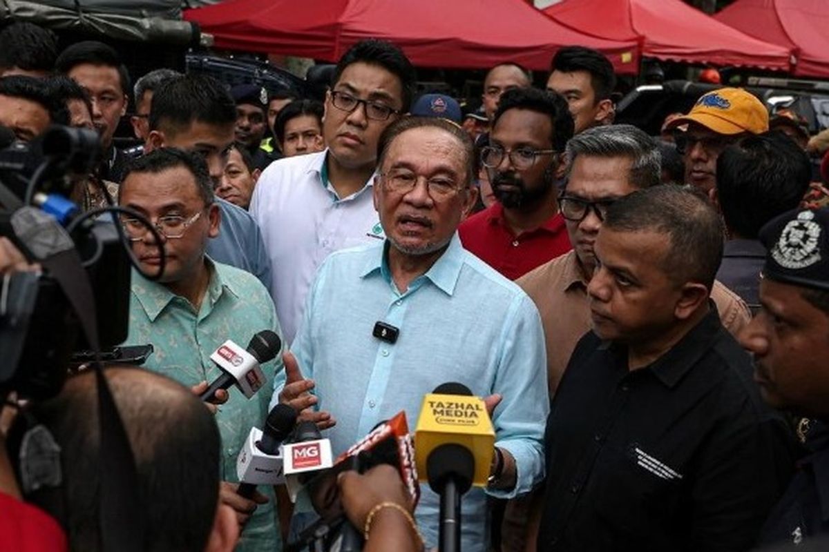 PM Malaysia Anwar Ibrahim saat meninjau lokasi kebakaran pipa gas di Malaysia