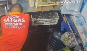 Pelaku pencurian ponsel di warung Surabaya (kompas.com)