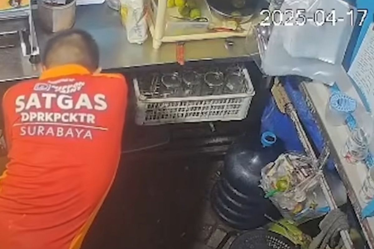 Pelaku pencurian ponsel di warung Surabaya (kompas.com)