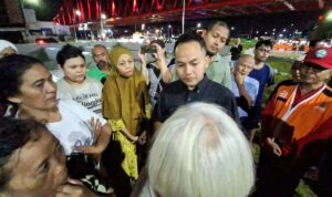 Wali Kota Solo, Respati Ardi (hitam) saat berdialog dengan warga yang tinggal di kawasan underpass Joglo