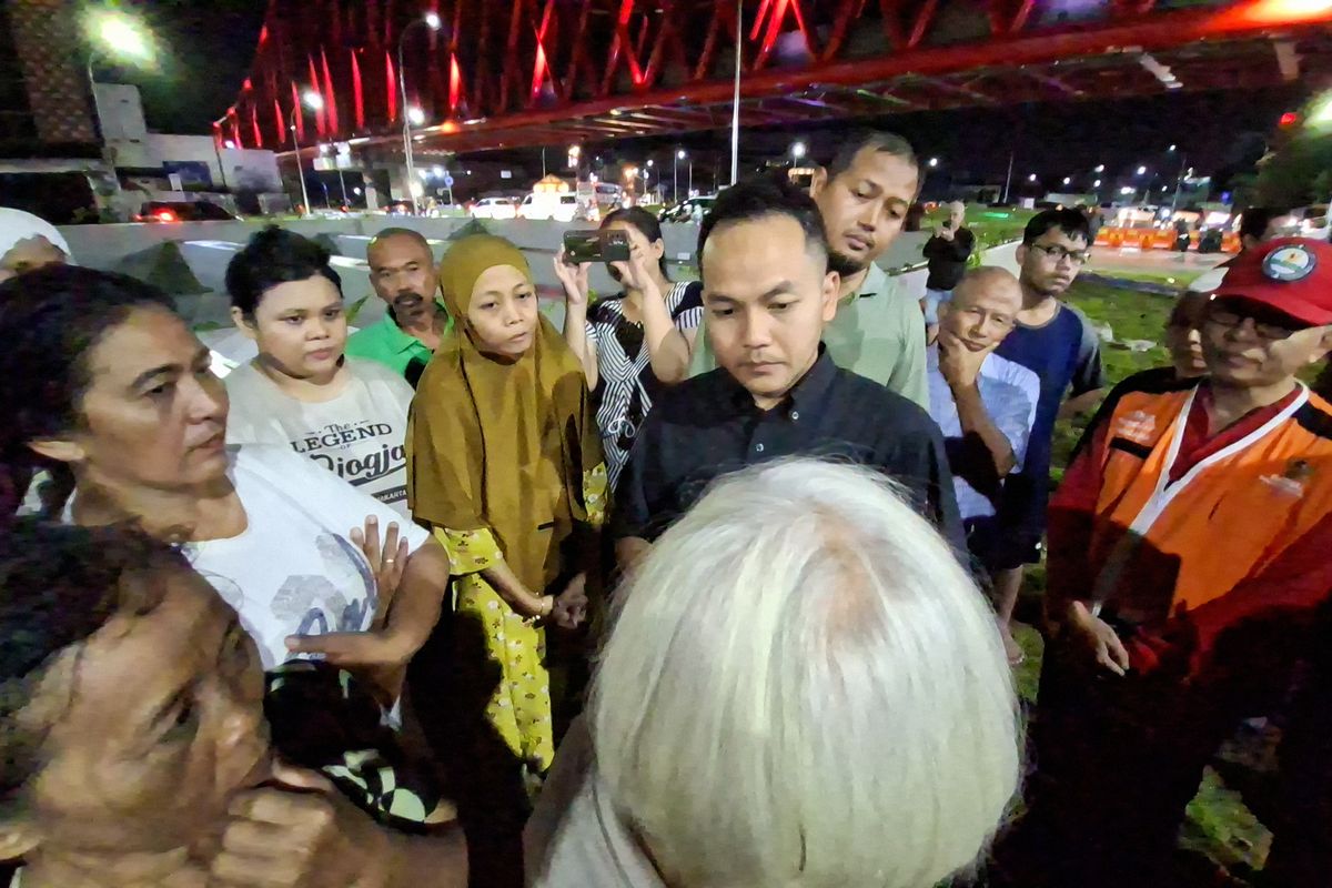 Wali Kota Solo, Respati Ardi (hitam) saat berdialog dengan warga yang tinggal di kawasan underpass Joglo
