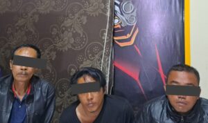 Kakek Sugiono asal Kota Batu, Malang, bersama dua pelaku lainnya yang mencuri uang Rp 45 juta milik adik iparnya (detik.com)