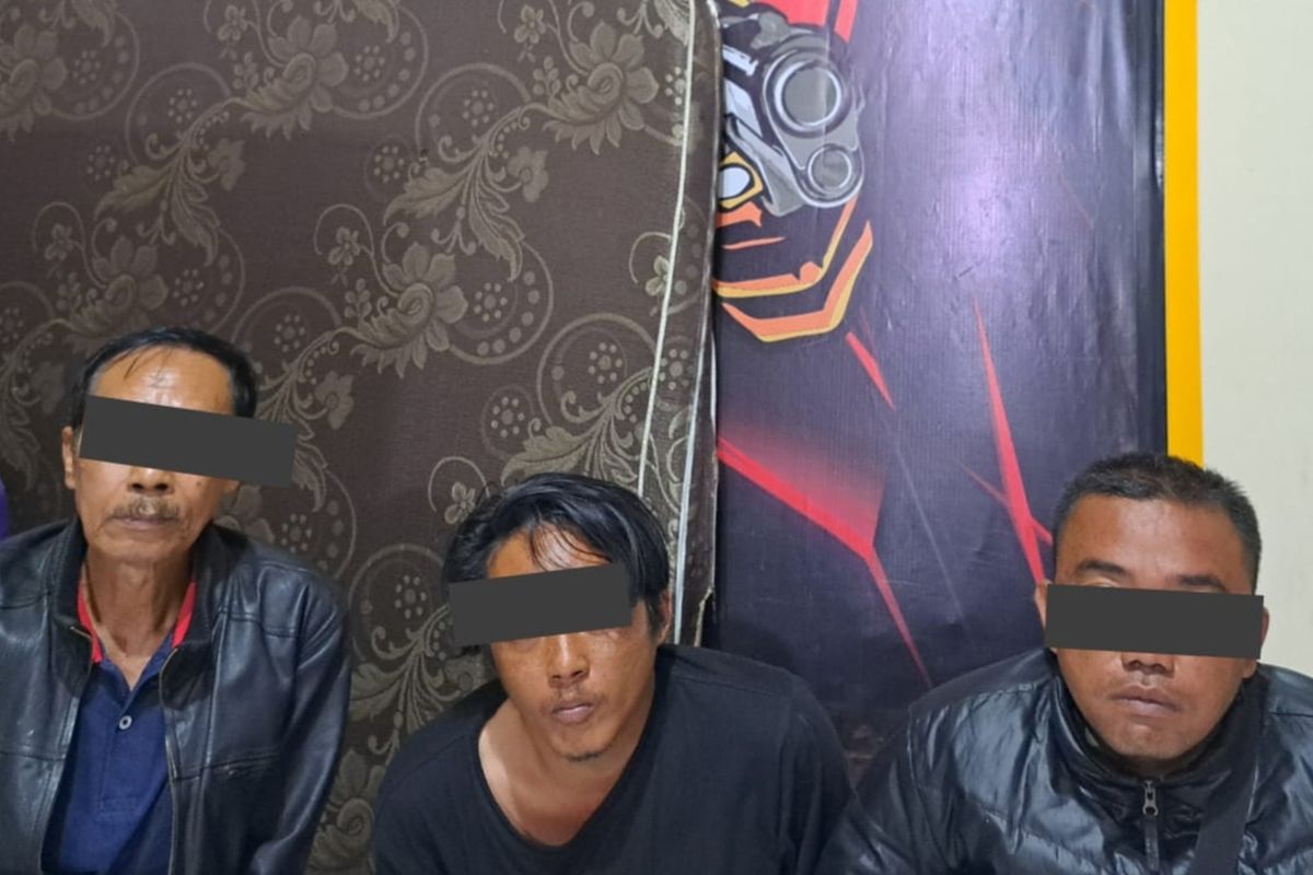 Kakek Sugiono asal Kota Batu, Malang, bersama dua pelaku lainnya yang mencuri uang Rp 45 juta milik adik iparnya (detik.com)