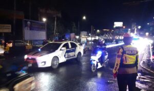 Situasi arus lalu lintas di jalur wisata Puncak Bogor, Jawa Barat,