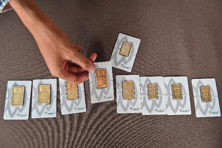 Petugas menunjukkan kepingan emas Antam di Butik Emas Logam Mulia Antam (detik.com)