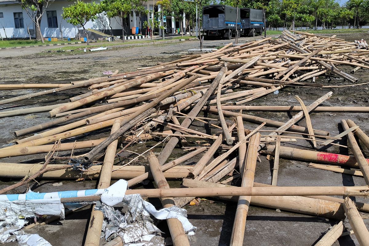 Tumpukan bambu dari hasil Pembongkaran pagar laut Tangerang (kompas.com)