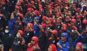 Aksi demonstrasi ratusan buruh di kawasan gedung kementerian tenaga kerja (detik.com)