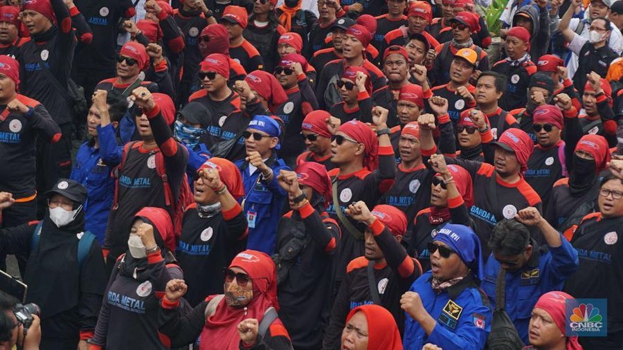Aksi demonstrasi ratusan buruh di kawasan gedung kementerian tenaga kerja (detik.com)